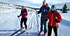 Anne Gro Røyland (f.v), Edgar Amundsen og Marte Marie Norberg har valgt å løse dagens oppgave mens de går på ski på Gol. – Det blir mye mer flyt i samtalen når vi går, sier de.
