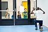 Ismael Takruori sjonglerer mellom å instruere i Dabke-dansen og jøgle med barna.