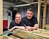 Marius Kristiansen og Kjell Grinden på den tilrettelagte bedriften der hvor Kristiansen jobber.