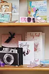 I hylla på hybelen har en mamma satt opp takkekortene hun fikk da babyen ble født.