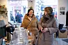 Lene Nordvang og Marit Øygård Andreassen tar seg en tur på kafe på formiddagen.