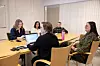 Teamet i Tromsø har fem ansatte. De snakker om saker de har, om ungdom som skal hjem etter å ha vært på institusjon og om samarbeid med skoler.