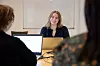 Marit Øygård Andreassen roser medarbeideren for gode framskritt i en sak.