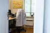 I et av husene på tunet har legen sitt eget kontor. Legen er en del av det tverrfaglige helsekartleggingsteamet.