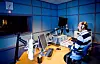 FIKK JOBB: Yngve Stiansen er nesten blind, men jobber som journalist i NRK Sørlandet. Men altfor får unge med funksjonshemninger får utdanning og jobb. Foto: Sissel M. Rasmussen.