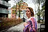 Anna-Sabina Soggiu utenfor blokka der hun vokste opp. Hun beklager at Munch-museet ble flyttet fra Tøyen, men bemerker at de har beholdt ham på grafitti i stedet.