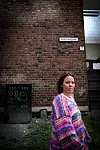 «Vi fattigfolk» er hennes historie fortalt til en ung gutt som bor i samme blokk i dag.