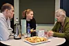 Studenter i rådgivningstjenesten hjelper Unni Hagen med det som trengs for at hverdagen kan fungere.