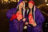 Lisan Gjendem (t.v) og Monica Brandsrud viser fram badeklubbens merge; like badedrakter, lue og kåpe fôret med flis.