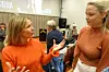Rikke Sjølander diskuterer programmet med Helene Sandvig etter visningen. Hun er blitt inspirert til å jobbe på institusjon.