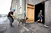 Robert og hunden løper etter fengselsbetjent Thomas Kahn inn i næringsbygget. Hunden skal øve på å gjøre søk i bygg.