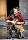 Aleksander er blitt motivert til å stå opp hver morgen for å ta seg av hunden. Hun logrer mot ham hver dag.
