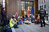 Torsdag 2.mars: Politibetjenten presenterer seg ved navn og spør demonstrantene om de holder varmen. Han forteller at politiet avventer situasjonen.