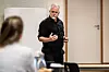 Jan Storø holder skrivekurs for studenter som vil lære å formulere blant annet kronikker og debattinnlegg.