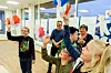 Brevduene henger fra taket i fosterhjemstjenestens lokale i Tønsberg, hvor seks barn mellom 8 og 13 år har vært på kurs fire ettermiddager denne våren. Barna (f.v) Solan Lilleby, Emil Lilleby, Daniel Bratlie Skolem og Sofus Tvetene leker med duene. Bak: Kursholderne Vidar Ellefsen og Hanne Kristoffersen.