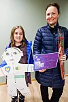 Amalie Mariell Rugsveen får med seg rose og diplom hjem. Mor Camilla Berg Olsen mener kurset er kjempeviktig. - Det må gjøres kjent og tilbys ofte!
