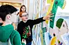 Barna har fargelagt hver sin laban med farger som symboliserer ulike følelser. Fargene viser hva de tenkte den dagen fostersøskenet flyttet inn og hva slags følelser de tror fostersøskenet hadde. F.v: Daniel Bratlie Skolem (11), Solan Lilleby (11) og  Amalie Bratlie Skolem (13).