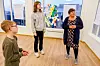 Emil Lilleby (9), Amalie Bratlie Skolem (13) og kursleder Hanne Kristoffersen leser opp hva de har skrevet på veggavisene.
