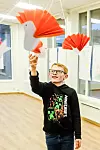 Solan Lilleby (11) vil sende sin brevdue hjem til foreldrene. I brevet har han skrevet noe om hvordan han synes det er å ha fått et fostersøsken.