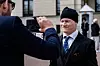 Adam Berge jobber på Eiganes skole i Stavanger. Rektor ved skolen tar en filmsnutt for å vise elevene. – Nå tror jeg alle elevene får vite hvem jeg er, sier Adam Berge.