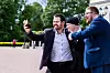 Adam Berge og Johannes Tveitnes møtte et godt publikum på slottsplassen etter audiensen, her med politiker Thorbjørn Vereide.
