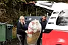 Rønnaug Løken Vistad og Harald Utigard lemper sekker med tomflasker inn i bilen.