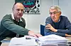 HAR OVERSIKT: Seniorrådgiver Jørn Kroken (t.v) og fylkeslege Trond Lutnæs i Hedmark har bunker med tvangsvedtak foran seg. De mener det er grunn til å være mer bekymret for fylker der det er fattet få vedtak om tvang.