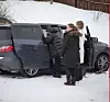 FØLGES AV TO: Hver gang Petter skal ut, må han følges av to personer. Rita Bryhni og Cecilie Faraasen venter med å sette seg i forsetet, til Petter har spent seg fast.