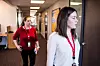 FO-tillitsvalgt sosionom Maridelle Silva-Harper (foran) og nestleder i FO-klubben Else Østerhaug anbefaler å bruke ledelsen til debrief og kreve lokale sikkerhetsrutiner.