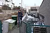 Ole Martin Kolberg viser fram uteområdet til avlastningsboligen Kjæråsen.