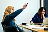 Areej Al-Omar skal ikke gjøre tolkens oppgave i samtale med klienter, men når det er på et språk hun kan, har det hendt at hun har brutt inn for å hjelpe til.