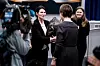 Barneminister Kjersti Toppe (med ryggen til) takker utvalgsleder Marit Skivenes for grundig arbeid.