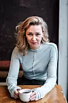 Marie Blokhus blir rørt når hun tenker på alle menneskene hun møtte under filminnspillingen, men hun blir også litt brydd av tårene: – Vi er bare inne på besøk og så trekker vi oss ut. Og så sitter vi her og drikker kaffe. Det er en ubehagelig bismak.
