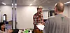 FÅR DIPLOM: Nina Ødegård applauderer når Benny (med ryggen til)  mottar diplomet for fullført baristakurs av kursarrangør Andreas Prestmo.