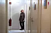 Kristin Mettenes står ved inngangen til et av rommene hvor det snart skal flytte inn en ny person som er blitt utsatt for æresrelatert vold og/eller tvangsekteskap. Hun håper i det minste at de personene som kommer hit, ikke utsetter egne barn for det samme som de er blitt utsatt for.