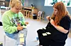 Camilla Trosterud (t.v) og Marte Hagebø skriver ned hva de synes er viktig i god kommunikasjon.