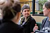 - Jeg trives godt og opplever det veldig meningsfullt å undervise framtidas sosialarbeidere, men jeg er bekymret for arbeidsmengden, sier Ingvild Huse, her sammen med studenter på VID.