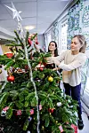 Juletreet sikrer lukten av jul, mener sosionomene Asta Aas Molt (t.h.) og Sabina Catic.