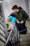 TRYGGER: Sosionom Cathrine Sundal Jacobsen og psykolog Anders Kildal-Mathisen deler ut antiseptiske servietter og livreddende nesespray til narkomane.