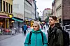 NESE FOR SALG:  Cathrine Sundal Jacobsen og Anders Kildal-Mathisen får med seg det meste av transaksjonene i rusmiljøet på hjørnet av Brugata og Storgata.