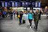ÅRVÅKENT BLIKK: Sosionom Cathrine Sundal Jacobsen og psykolog Anders Kildal-Mathisen får med seg det meste når de patruljerer Oslo S.