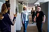 Mariann Langleite (i midten) har bare hatt positive erfaringer ved å ha en ansatt som er hørselshemmet og mener de positive erfaringene må spres til andre arbeidsgivere. Foran står tolken Hilde Malones Haugen og ved siden av står Hilde Abigael Bergersen.