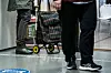 Matkøene vokser. Flere står utenfor Frelsesarmeen med trillebag når dørene åpner.