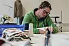 Som arbeidsleder skal man holde humøret og det sosiale oppe rundt bordet. De skal også lage gode team. – Da ser vi på hvordan de ulike jobber sammen. Noen kan bringe fram noe negativt hos hverandre, mens andre er en supermatch, sier Staxrud. Her broderer arbeidstaker Sille Sofie Norvin (40) på et av verkstedene.