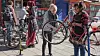SAMLINGSPUNKT: Sosionomstudent Anneli Beylegaard (midten) og sykkelreparatør Laura (tv).
