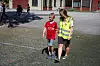 Viljar (8) får en god prat med sosionom Viviann Sætre etter en konflikt på fotballbanen.
