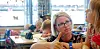Eirin Kormeset hjelper til i klasserommet og avlaster læreren. Hun er barnevernspedagog og ansatt som miljøterapeut.