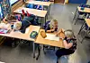 Miljøterapeutene jobber både på skolen, SFO og med leksehjelp. Her er barnevernspedagog Eirin Kormeset i sving i en første klasse.