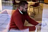 Thompson er aktiv debattant på sosiale medier. Han har 5000 digitale venner på Facebook.