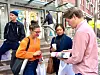 Milica Subotic og Kristian Hansen sjekker innholdet i FOs handlenett.